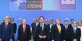 Erdogani u dhuroi liderëve të NATO-s pistoleta të personalizuara
