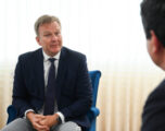 Deklaratat e deputetëve të VV’së, Kurtit e Haxhiut për gjyqtarët e prokurorët serbë e sjellin urgjentisht në Prishtinë Emisarin e dialogut
