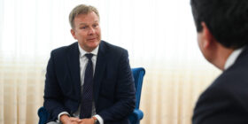Deklaratat e deputetëve të VV’së, Kurtit e Haxhiut për gjyqtarët e prokurorët serbë e sjellin urgjentisht në Prishtinë Emisarin e dialogut