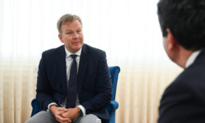 Deklaratat e deputetëve të VV’së, Kurtit e Haxhiut për gjyqtarët e prokurorët serbë e sjellin urgjentisht në Prishtinë Emisarin e dialogut
