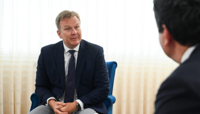 Deklaratat e deputetëve të VV’së, Kurtit e Haxhiut për gjyqtarët e prokurorët serbë e sjellin urgjentisht në Prishtinë Emisarin e dialogut