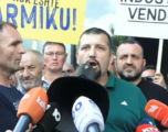 Prodhuesit e qumështit në protestë: Katër ditë pa grumbullim, qumështi “Vita” është i Kosovës, jo i Serbisë