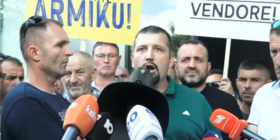Prodhuesit e qumështit në protestë: Katër ditë pa grumbullim, qumështi “Vita” është i Kosovës, jo i Serbisë
