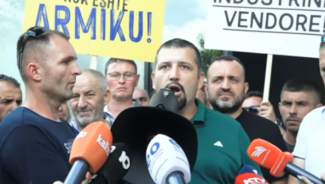 Prodhuesit e qumështit në protestë: Katër ditë pa grumbullim, qumështi “Vita” është i Kosovës, jo i Serbisë