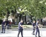 Kuvendi i Shqipërisë nën masa të rrepta sigurie, rrethohet me gardh metalik