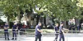 Kuvendi i Shqipërisë nën masa të rrepta sigurie, rrethohet me gardh metalik