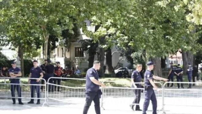 Kuvendi i Shqipërisë nën masa të rrepta sigurie, rrethohet me gardh metalik