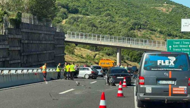 Tetë të lënduar në aksidentin zinxhiror në autostradën “Ibrahim Rugova”, përfshihen gjashtë automjete