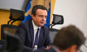 Nderimet shtetërore për Mlladiqin, Kurti: Vështirë të flitet në atë shoqëri për pendesë apo distancim nga politika që prodhoi ato krime