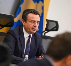 Nderimet shtetërore për Mlladiqin, Kurti: Vështirë të flitet në atë shoqëri për pendesë apo distancim nga politika që prodhoi ato krime