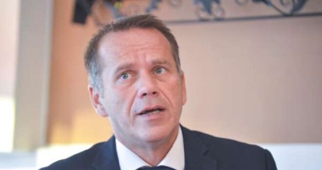 Arifi: Kurti po sillet me arrogancën e numrave