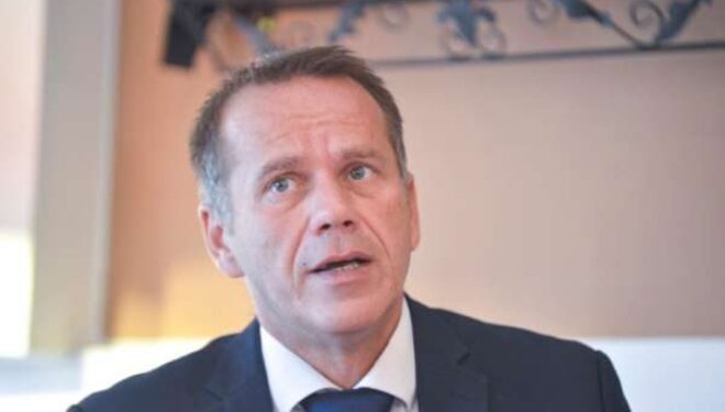 Arifi: Kurti po sillet me arrogancën e numrave