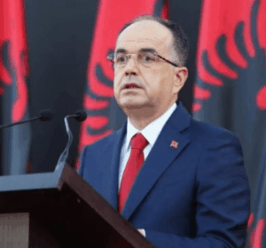 Protestuesit sulmojnë institucionet, gurë dhe shishe molotovi drejt Kryeministrisë. Reagon Presidenti Begaj
