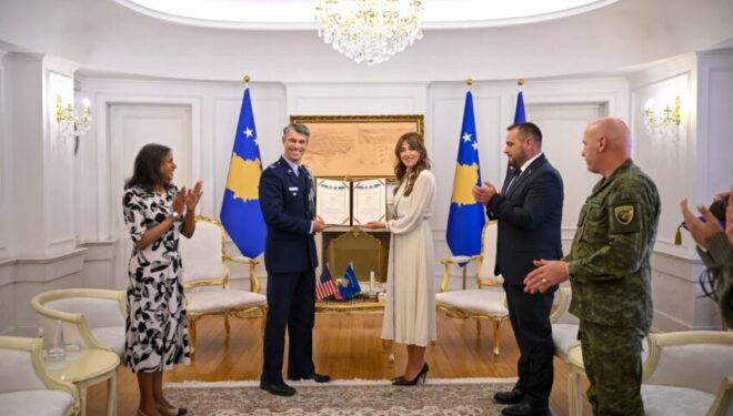 Haxhiu dekoron me Medalje Presidenciale Ushtarake kolonelin nga Shtetet e Bashkuara të Amerikës