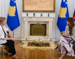Haxhiu pret Nafije Latifin, vlerëson kontributin e Shoqatës “JETA/VITA” në luftën kundër kancerit të gjirit