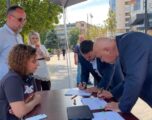 IKD vazhdon mbledhjen e nënshkrimeve në Gjakovë, peticionin e nënshkroi edhe kryetari Ardian Gjini
