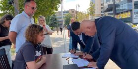 IKD vazhdon mbledhjen e nënshkrimeve në Gjakovë, peticionin e nënshkroi edhe kryetari Ardian Gjini