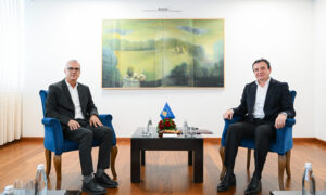 Kurti emëron Enver Dugollin zëvendësministër të parë të Punëve të Brendshme