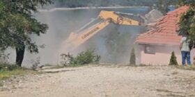 Pamje nga rrënimi i motelit “Jezero” në zonën e Ujmanit
