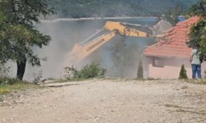 Pamje nga rrënimi i motelit “Jezero” në zonën e Ujmanit