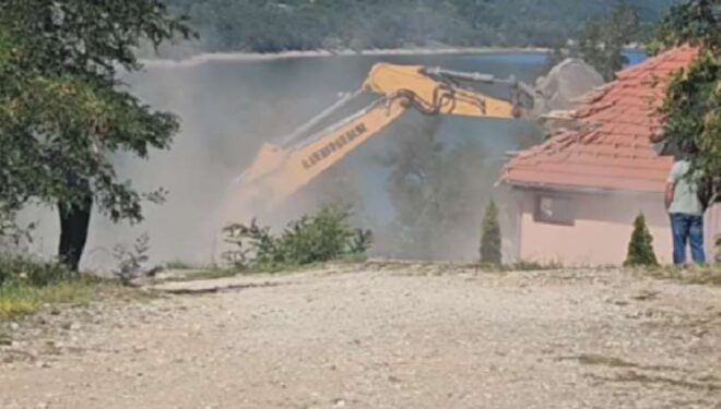 Pamje nga rrënimi i motelit “Jezero” në zonën e Ujmanit
