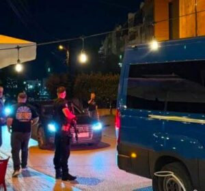 Plagoset një person në Pejë, policia e dy prokurorë dalin në vendin e ngjarjes
