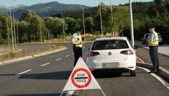 Voziti 161 kilometra në orë, ndëshkohet shoferi me 500 euro dhe iu ndalua vozitja 6 muaj