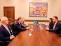 Konjufca pret në takim lamtumirës ambasadorin suedez Konjufca pret në takim lamtumirës ambasadorin suedez