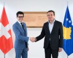 Kurti pret në takim lamtumirës Sprecher, e falënderon për bashkëpunimin dhe kontributin e dhënë Kurti pret në takim lamtumirës Sprecher, e falënderon për bashkëpunimin dhe kontributin e dhënë