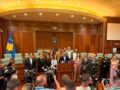 Deputetët e PDK-së futen në sallën kryesore të Kuvendit, kërkojnë vazhdimin e seancës konstituive