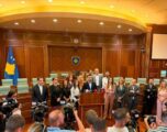 Deputetët e PDK-së futen në sallën kryesore të Kuvendit, kërkojnë vazhdimin e seancës konstituive