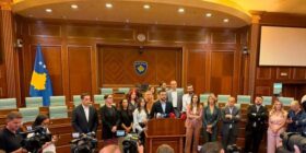 Deputetët e PDK-së futen në sallën kryesore të Kuvendit, kërkojnë vazhdimin e seancës konstituive