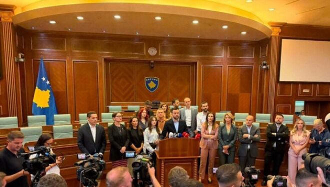 Deputetët e PDK-së futen në sallën kryesore të Kuvendit, kërkojnë vazhdimin e seancës konstituive