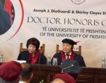 “Kosova nuk ishte vetëm”, Universiteti i Prishtinës nderon çiftin DioGuardi me titullin “Doctor Honoris Causa”