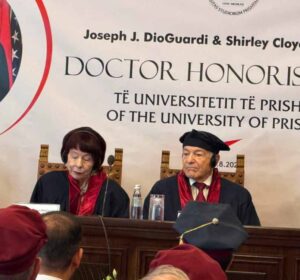“Kosova nuk ishte vetëm”, Universiteti i Prishtinës nderon çiftin DioGuardi me titullin “Doctor Honoris Causa”