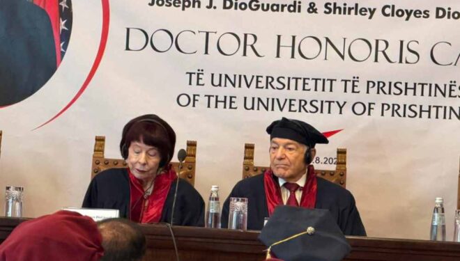 “Kosova nuk ishte vetëm”, Universiteti i Prishtinës nderon çiftin DioGuardi me titullin “Doctor Honoris Causa”