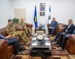 Komandanti i KFOR-it takon Hoxhën, riafirmohet bashkëpunimi për sigurinë