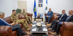 Komandanti i KFOR-it takon Hoxhën, riafirmohet bashkëpunimi për sigurinë