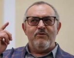 Politikani rus kundër luftës thotë se është larguar nga vendi pasi Kremlini e shpallli “agjent të huaj”