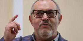 Politikani rus kundër luftës thotë se është larguar nga vendi pasi Kremlini e shpallli “agjent të huaj”