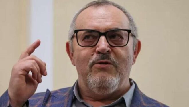 Politikani rus kundër luftës thotë se është larguar nga vendi pasi Kremlini e shpallli “agjent të huaj”