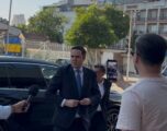 Abdixhiku bashkë me Osmanin e Hazirin arrijnë në Kuvend për takimin me Kurtin