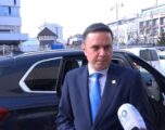 Abdixhiku arrin në Kuvend për takim me Kurtin