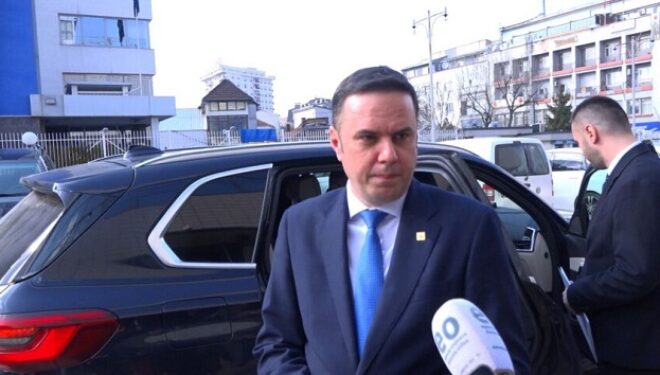 Abdixhiku arrin në Kuvend për takim me Kurtin