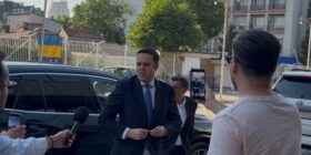 Abdixhiku bashkë me Osmanin e Hazirin arrijnë në Kuvend për takimin me Kurtin