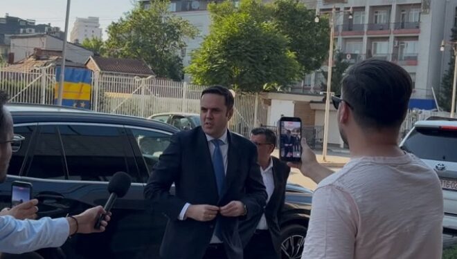 Abdixhiku bashkë me Osmanin e Hazirin arrijnë në Kuvend për takimin me Kurtin