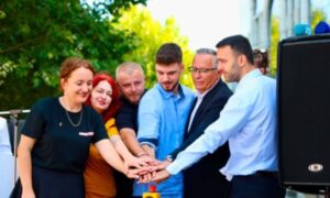 Djali i Rexhep Selimit, Ares Selimi, merr pjesën në nisjen “Orën e Pritjes” në Prishtinë