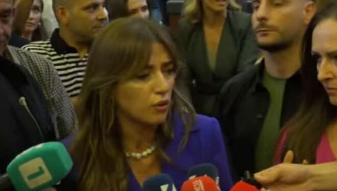 Haxhiu kthehet në sallë për “vizitën e mërgatës”, deputetët e PDK-së i reagojnë: Thirreni seancën