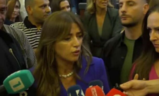 Haxhiu kthehet në sallë për “vizitën e mërgatës”, deputetët e PDK-së i reagojnë: Thirreni seancën
