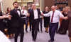 Kurti ia hedh valles në një dasmë, këngëtari ia thur nja dy vargje: ‘Ani moj Serbi kufirin ta këputi se mu më thonë Albin Kurti’